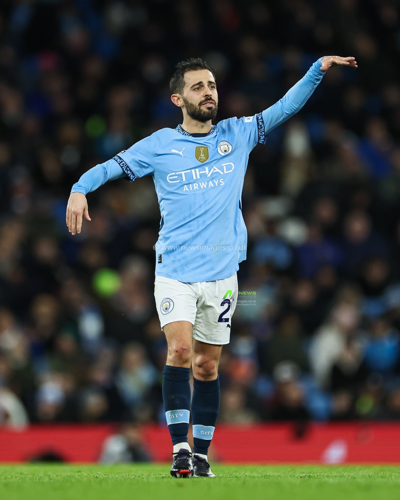 Bernardo Silva of Manchester City gives his team instructions during the Premier League match Manchester City vs Tottenham Hotspur at Etihad Stadium, Manchester, United Kingdom, 23rd November 2024

(Photo by Mark Cosgrove/News Images)