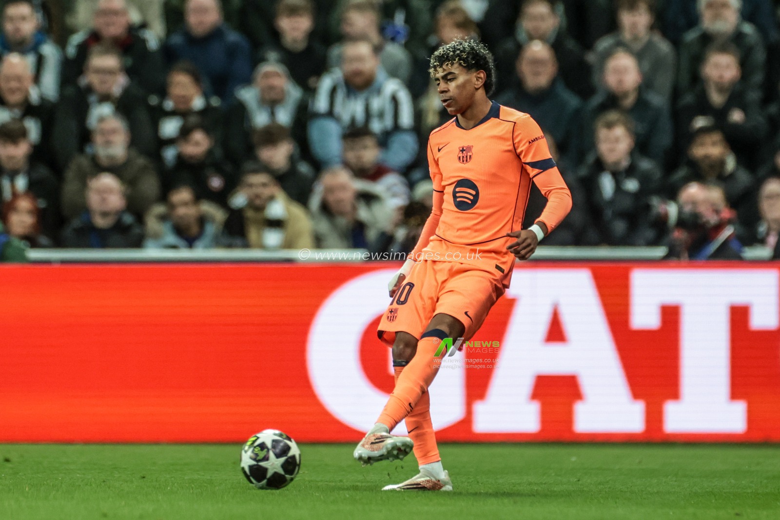 Lamine Yamal of Barcelona passes the ball during the UEFA Champions League Last 16 match Newcastle Untied vs Barcelona at St. James's Park, Newcastle, United Kingdom on 10 March 2026

(Photo by Mark Cosgrove/News Images)