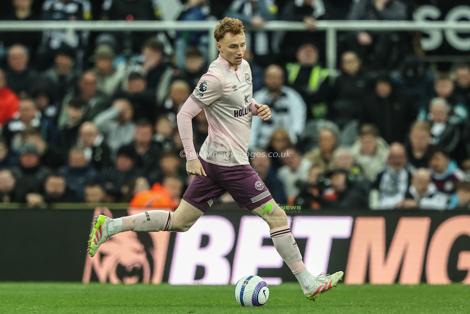 Sepp van den Berg of Brentford during the Premier League match Newcastle United vs Brentford at St. James's Park, Newcastle, United Kingdom, 2nd April 2025

(Photo by Alfie Cosgrove/News Images)