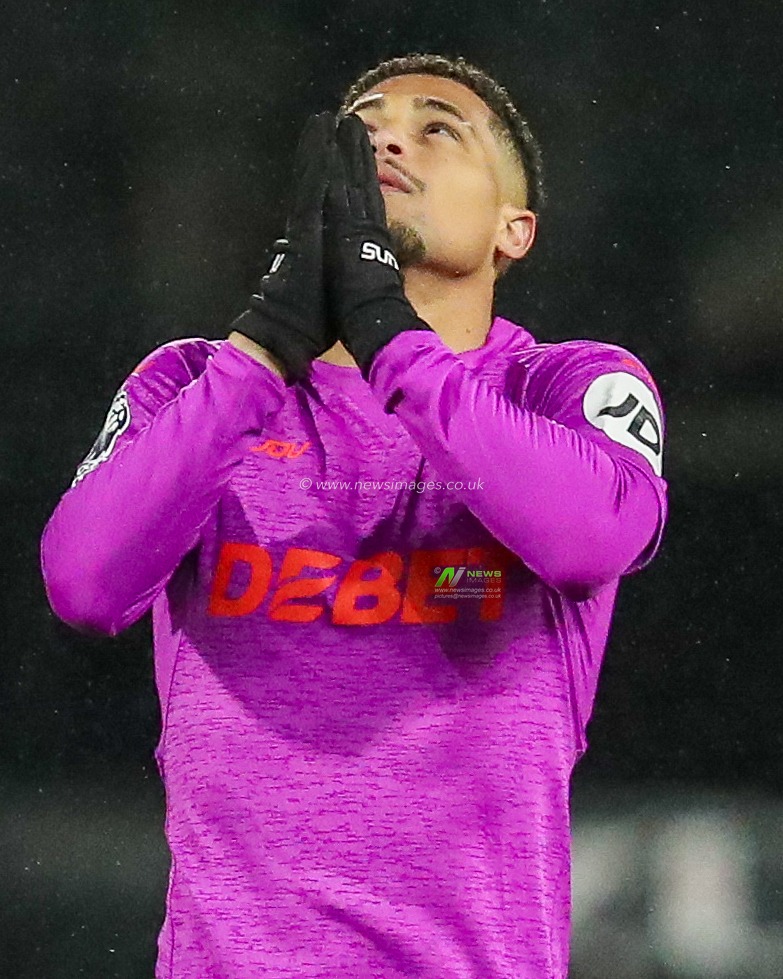 Joao Gomes of Wolverhampton Wanderers celebrates his goal to make it 1-2 during the Premier League match Fulham vs Wolverhampton Wanderers at Craven Cottage, London, United Kingdom, 23rd November 2024

(Photo by Izzy Poles/News Images)