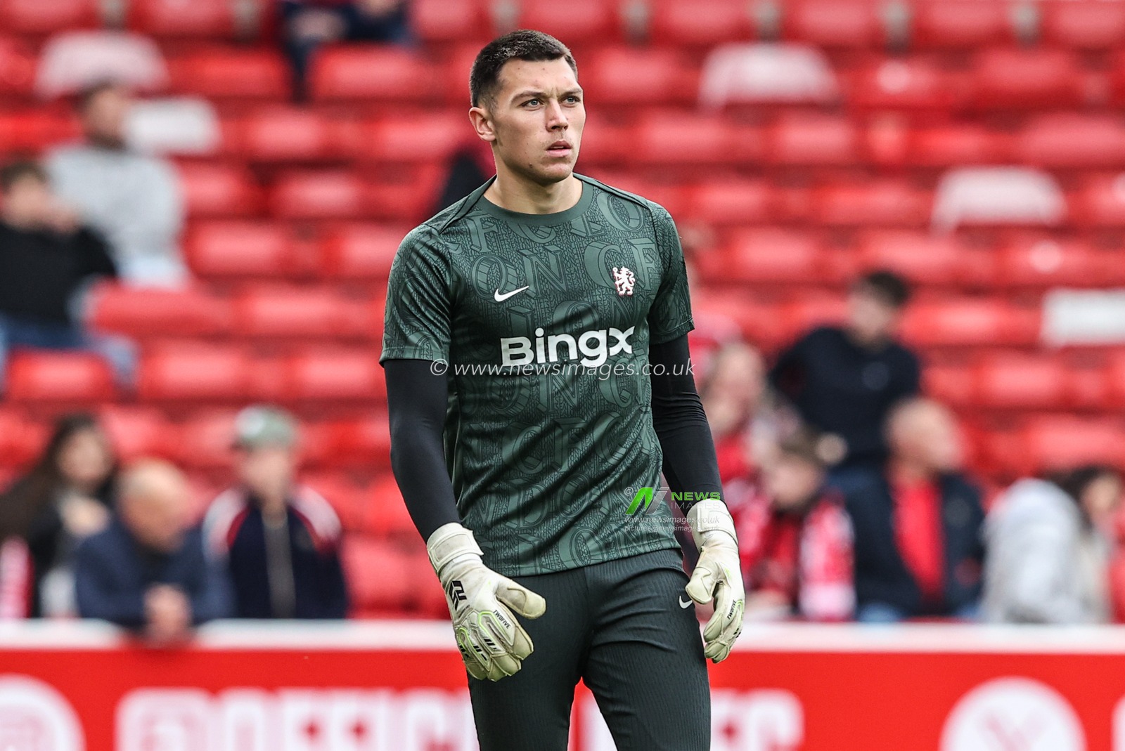 Chelsea goalkeeper Gabriel Slonina in the pregame warmup session during the Premier League match Nottingham Forest vs Chelsea at City Ground, Nottingham, United Kingdom, 18th October 2025

(Photo by Alfie Cosgrove/News Images)