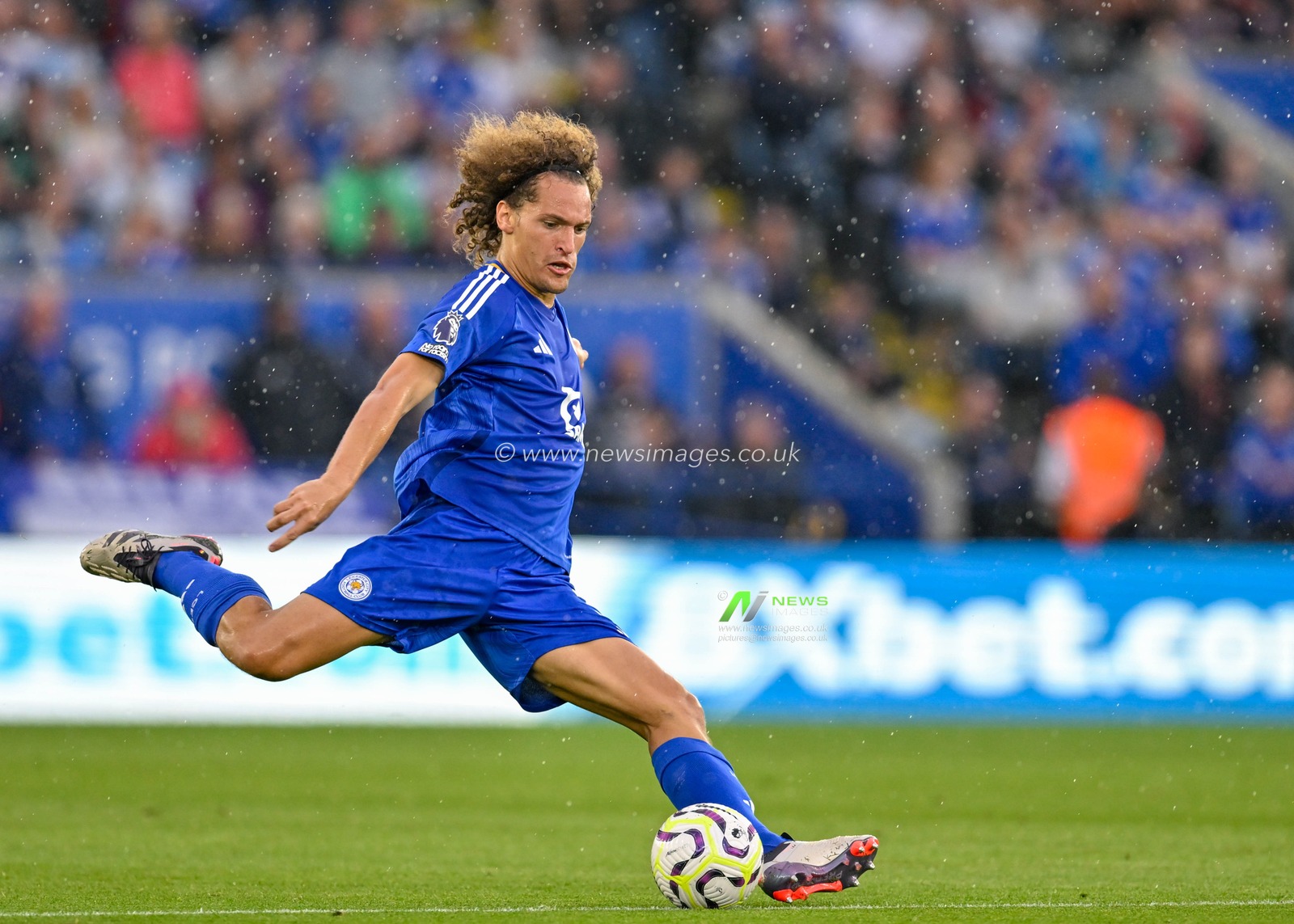 Wout FAES (Leicester City) crosses the ball during the Premier League match Leicester City vs Everton at King Power Stadium, Leicester, United Kingdom, 21st September 2024

(Photo by Mark Dunn/News Images)