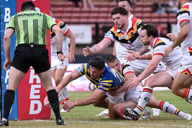 Joe Philbin of Warrington Wolves scores his team's fourth try during the Betfred Super League round 22 match Bradford Bulls vs Warrington Wolves at Odsal Stadium, Bradford, United Kingdom on 08 August 2026

(Photo by Ben Roberts/News Images)