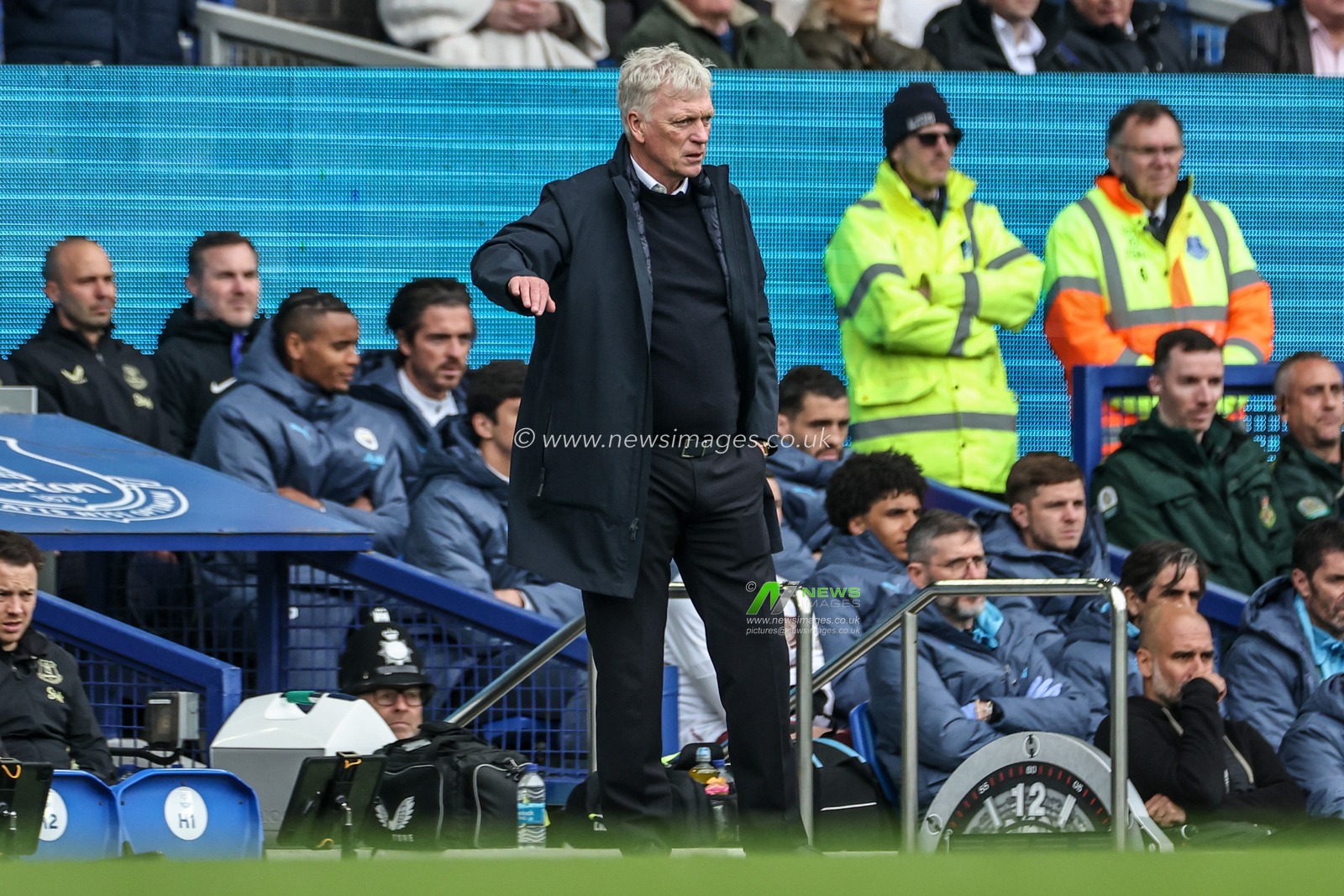 David Moyes manager of Everton gives his team instructions during the Premier League match Everton vs Manchester City at Goodison Park, Liverpool, United Kingdom, 19th April 2025

(Photo by Mark Cosgrove/News Images)
