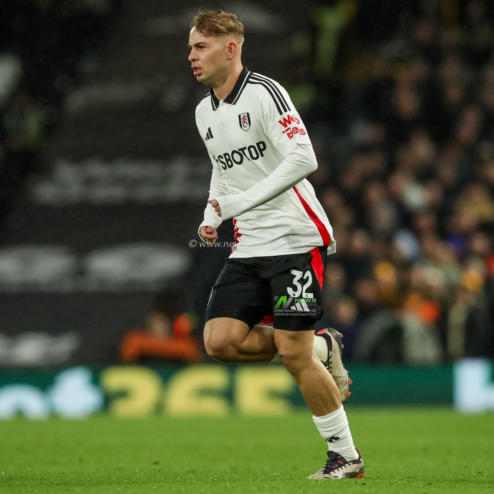 Emile Smith Rowe of Fulham in action during the Premier League match Fulham vs Wolverhampton Wanderers at Craven Cottage, London, United Kingdom, 23rd November 2024

(Photo by Izzy Poles/News Images)