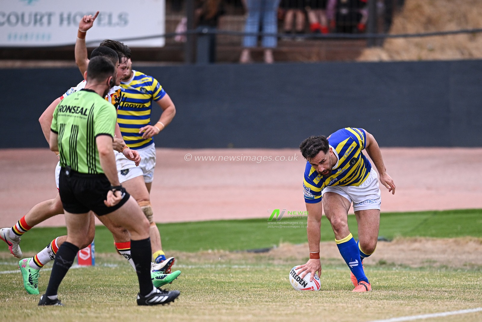 Toby King of Warrington Wolves scores his team's third try during the Betfred Super League round 22 match Bradford Bulls vs Warrington Wolves at Odsal Stadium, Bradford, United Kingdom on 08 August 2026

(Photo by Ben Roberts/News Images)
