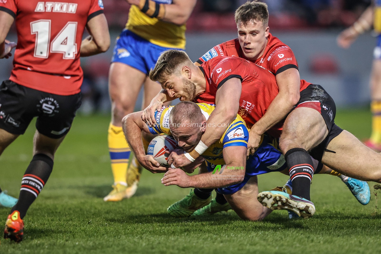 Matt Frawley of Leeds Rhinos is tackled by Jack Ormondroyd of Salford Red Devils during the Betfred Super League match Salford Red Devils vs Leeds Rhinos at Salford Community Stadium, Eccles, United Kingdom, 10th April 2025

(Photo by Alfie Cosgrove/News Images)