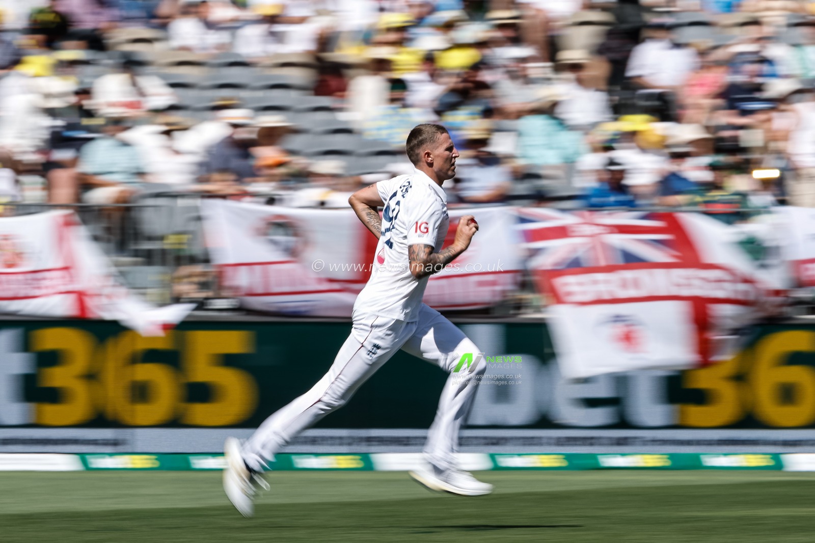Brydon Carse of England delivers the ball during the NRMA Insurance Ashes First Test Day 1 Series Australia vs England at Optus Stadium, Perth, Australia, 20th November 2025

(Photo by Santanu Banik/News Images)

*** GER AUT SUI OUT ***