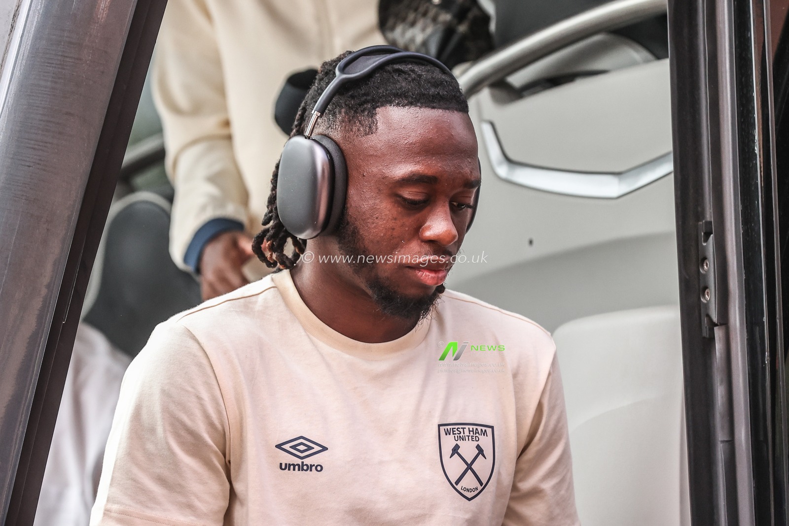 Kyle Walker-Peters of West Ham United arrives during the Premier League match Sunderland vs West Ham United at Stadium Of Light, Sunderland, United Kingdom, 16th August 2025

(Photo by Alfie Cosgrove/News Images)