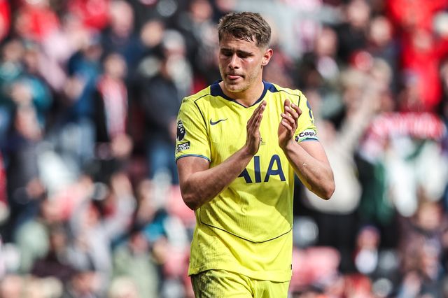 Micky van de Ven of Tottenham Hotspur applauds the fans after the game during the Premier League match Sunderland vs Tottenham Hotspur at Stadium Of Light, Sunderland, United Kingdom on 12 April 2026

(Photo by Alfie Cosgrove/News Images)