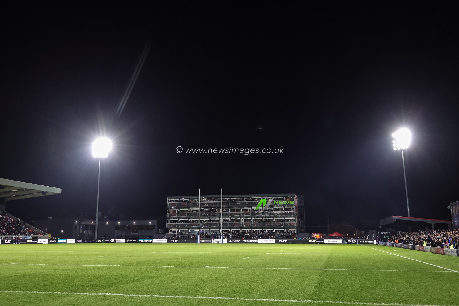 Ground staff bring the floodlights back on one by one after fifteen minutes of darkness during the Betfred Challenge Cup round 4 match Wakefield Trinity vs Leeds Rhinos at DIY Kitchens Stadium, Wakefield, United Kingdom on 13 March 2026

(Photo by Mark Cosgrove/News Images)
