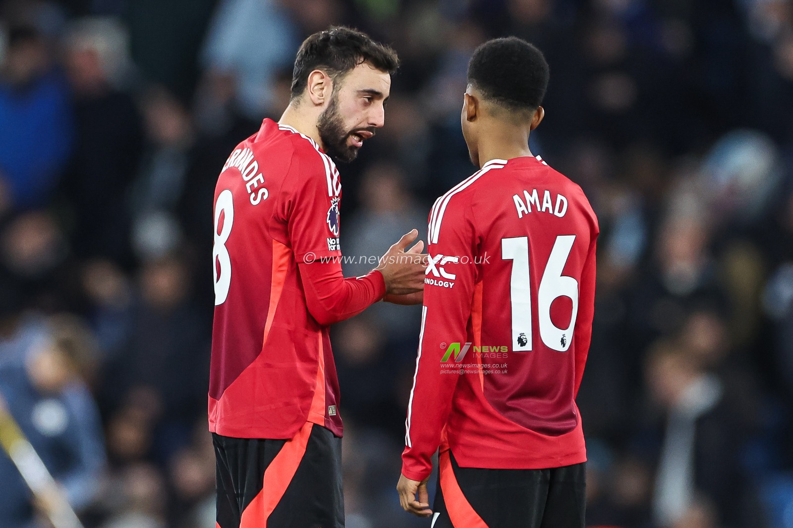 Bruno Fernandes of Manchester United speaks to Amad Diallo of Manchester United during the Premier League match Manchester City vs Manchester United at Etihad Stadium, Manchester, United Kingdom, 15th December 2024

(Photo by Mark Cosgrove/News Images)