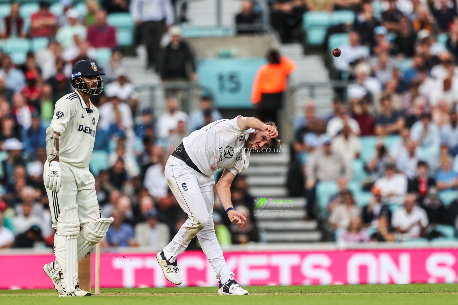 Jamie Overton of England delivers the ball during the Rothesay 5th Rothesay Test Day 1 Match England v India at The Kia Oval, London, United Kingdom, 31st July 2025

(Photo by Alfie Cosgrove/News Images)