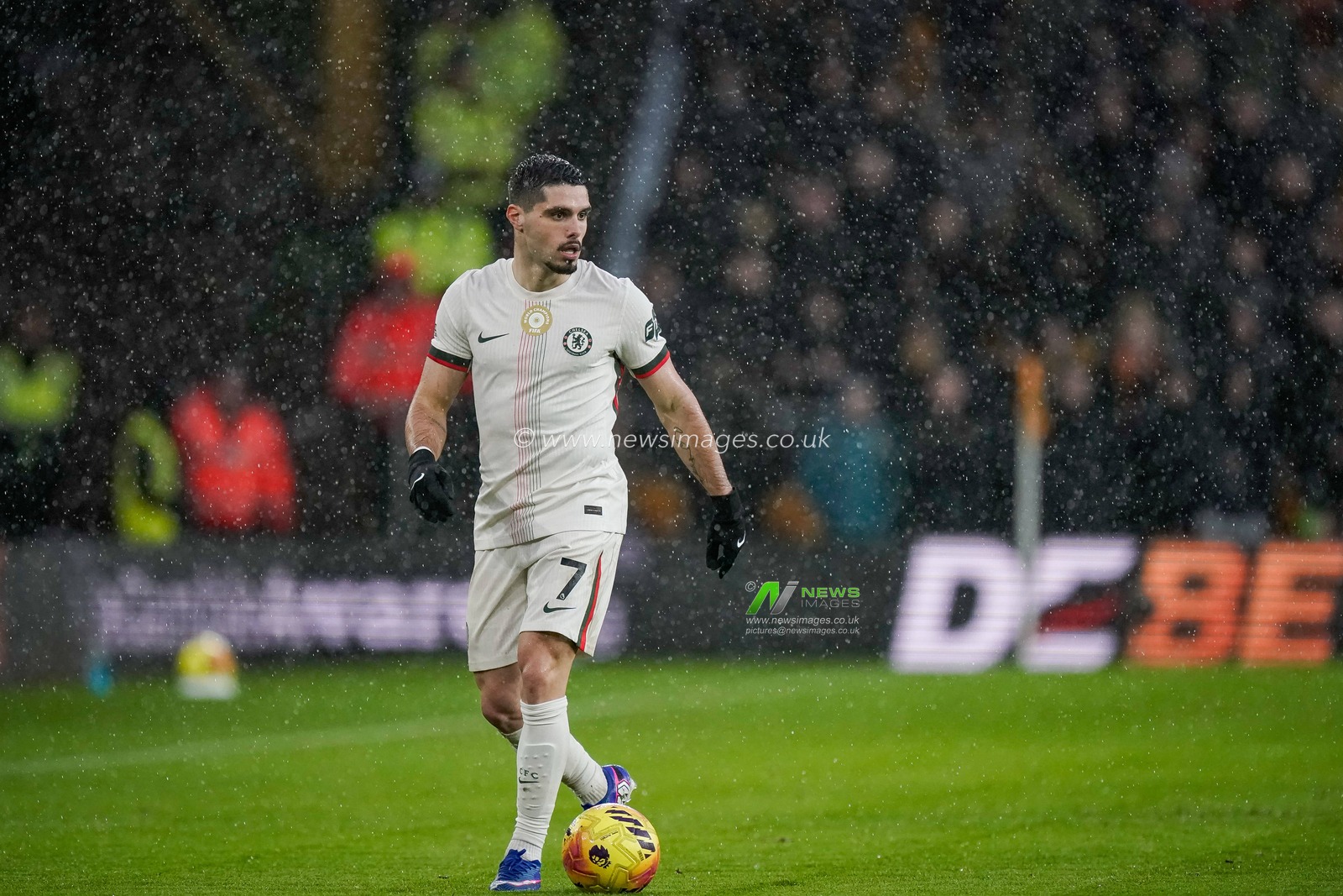 Pedro Neto of Chelsea makes a run with the ball  during the Premier League match Wolverhampton Wanderers vs Chelsea at Molineux, Wolverhampton, United Kingdom on 07 February 2026

(Photo by Maynard Manyowa/News Images)