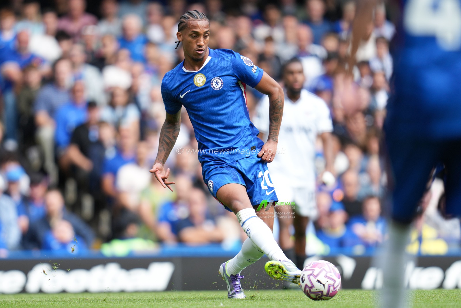 Joao Pedro of Chelsea plays a pass during the Premier League match Chelsea vs Fulham at Stamford Bridge, London, United Kingdom, 30th August 2025

(Photo by Harvey Murphy/News Images)