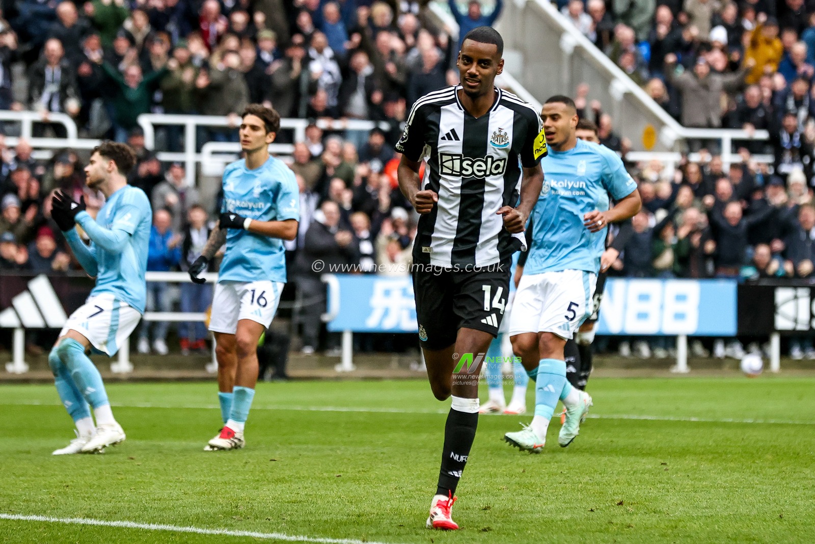 Alexander Isak of Newcastle United celebrates his penalty to make it 3-1 during the Premier League match Newcastle United vs Nottingham Forest at St. James's Park, Newcastle, United Kingdom, 23rd February 2025

(Photo by Alfie Cosgrove/News Images)