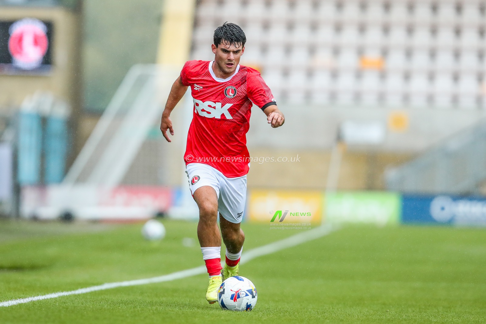 Rob Apter of Charlton Athletic runs with the ball during the Pre-season friendly match Cambridge United vs Charlton Athletic at Abbey Stadium, Cambridge, United Kingdom, 26th July 2025

(Photo by Izzy Poles/News Images)