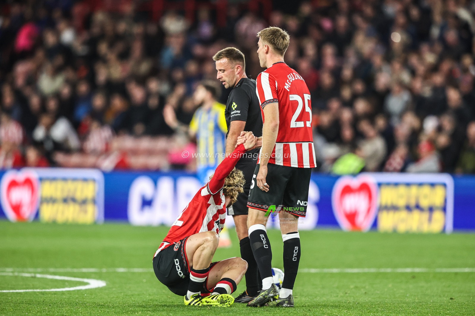 Referee Adam Herczeg and Mark McGuinness of Sheffield United check on Tom Davies of Sheffield United after he goes down injured during the Sky Bet Championship match Sheffield United vs Southampton at Bramall Lane, Sheffield, United Kingdom, 30th September 2025

(Photo by Alfie Cosgrove/News Images)