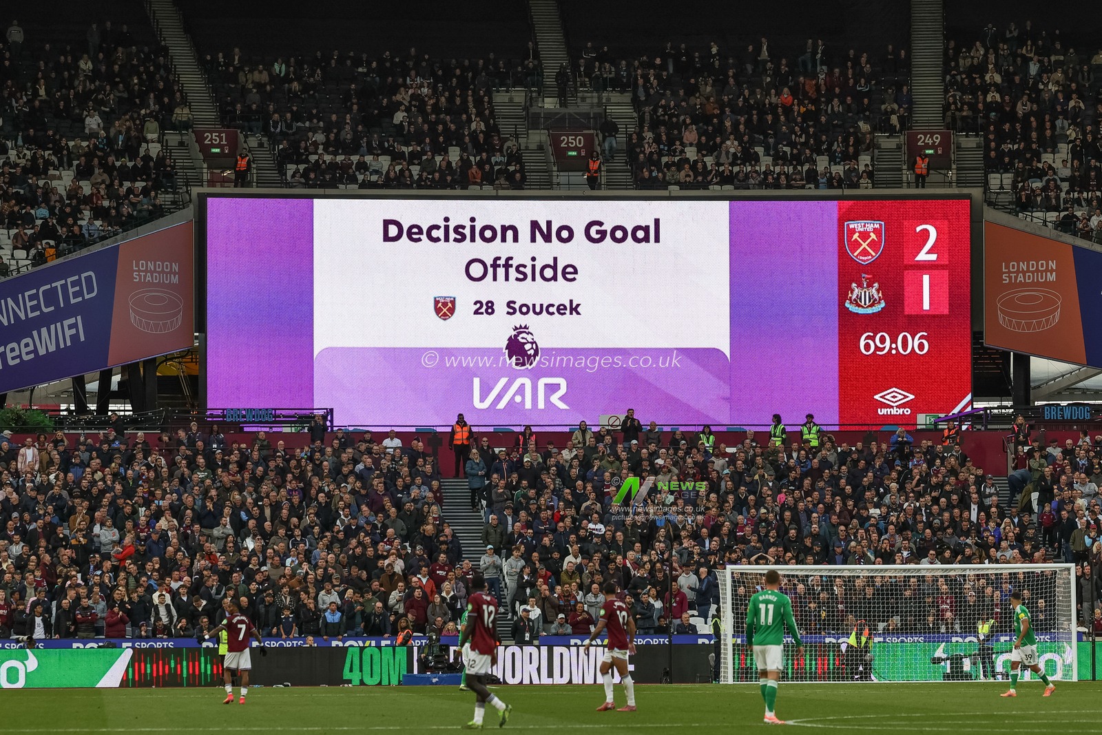 VAR check on Tomas Soucek of West Ham United no goal during the Premier League match West Ham United vs Newcastle United at London Stadium, London, United Kingdom, 2nd November 2025

(Photo by Mark Cosgrove/News Images)

*** GER AUT SUI OUT ***