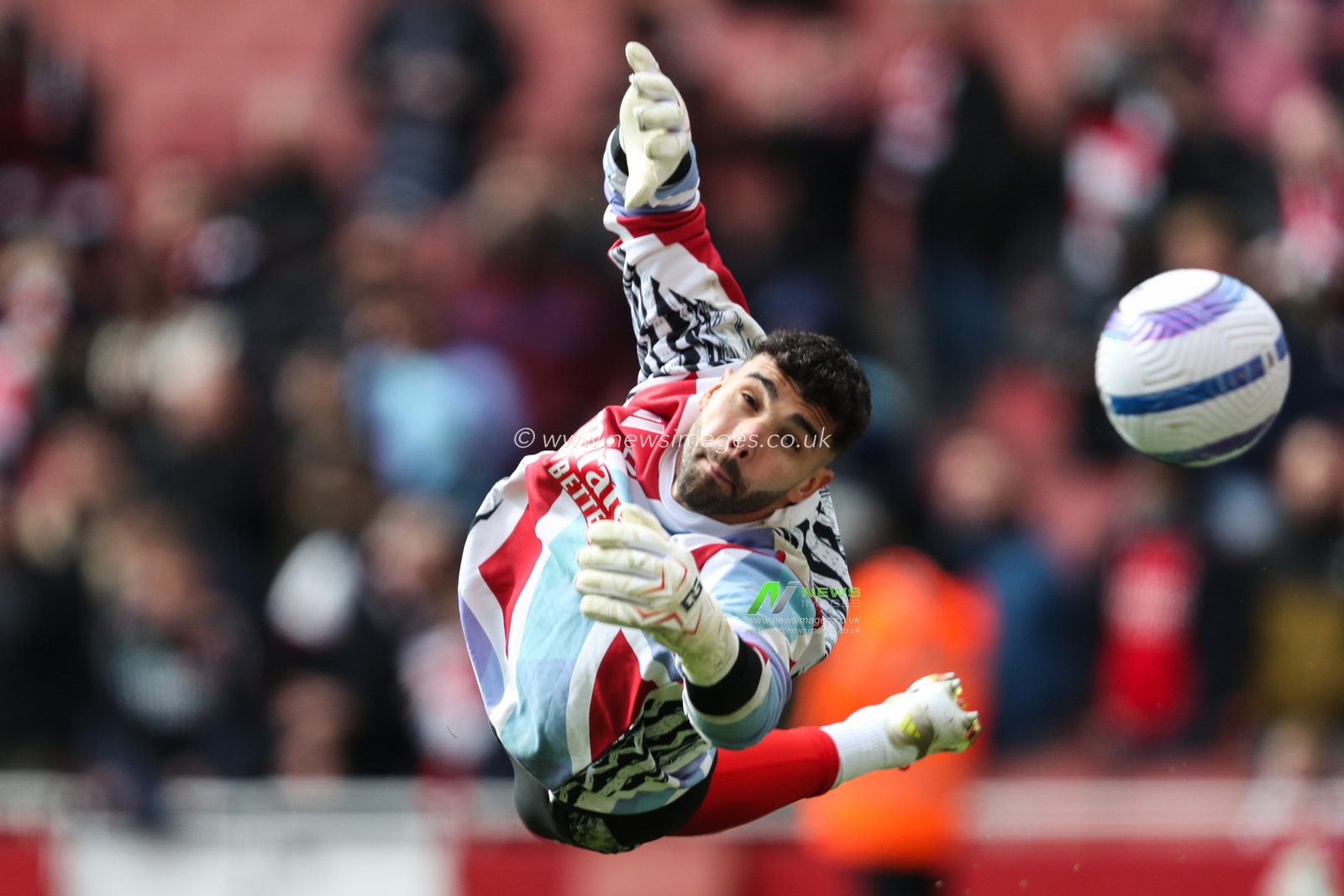 David Raya of Arsenal during the pre-game warm up ahead of the Premier League match Arsenal vs Chelsea at Emirates Stadium, London, United Kingdom, 16th March 2025

(Photo by Izzy Poles/News Images)