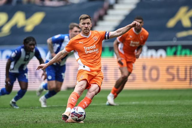 Lee Evans of Blackpool scores a penalty to make it 1-1 during the Sky Bet League 1 match Wigan Athletic vs Blackpool at The Brick Community Stadium, Wigan, United Kingdom, 26th April 2025

(Photo by Mark Cosgrove/News Images)