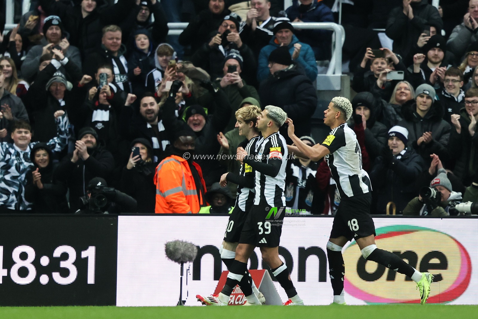 Anthony Gordon of Newcastle United celebrates his goal to make it 2-1 during the Emirates FA Cup 3rd Round match Newcastle United vs Bromley FC at St. James's Park, Newcastle, United Kingdom, 12th January 2025

(Photo by Alfie Cosgrove/News Images)