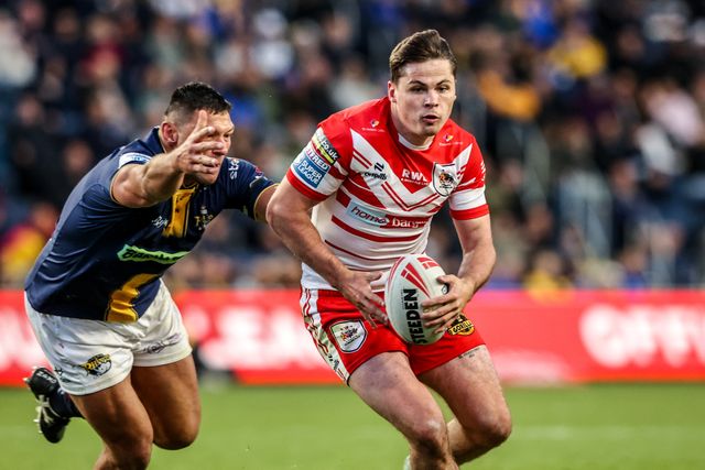 Jack Welsby of St Helens evades a tackle from Ryan Hall of Leeds Rhinos during the Betfred Super League round 13 match Leeds Rhinos vs St Helens at AMT Headingley Stadium, Leeds, United Kingdom on 04 June 2026

(Photo by Alfie Cosgrove/News Images)