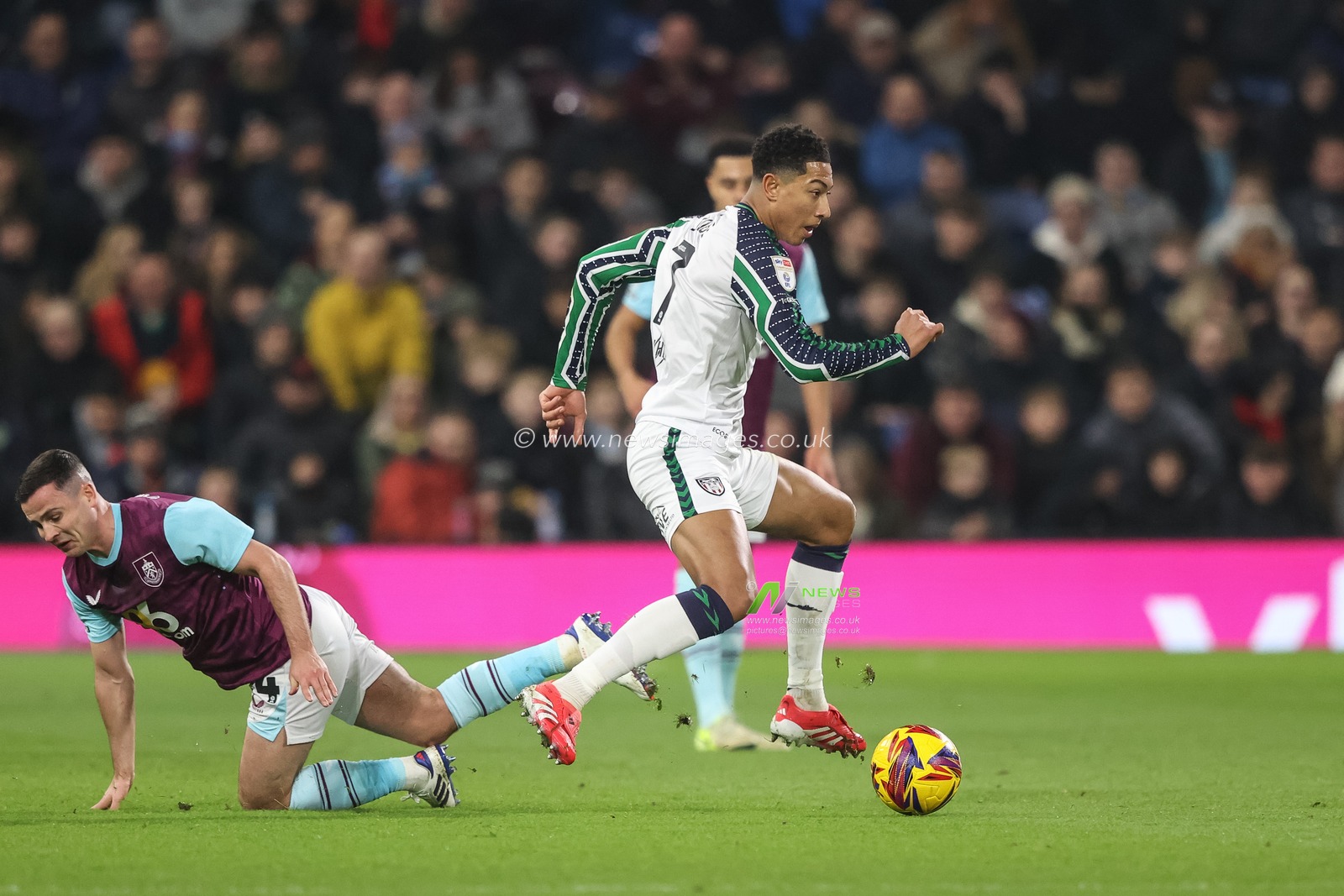 Jobe Bellingham of Sunderland evades a tackle from Josh Cullen of Burnley during the Sky Bet Championship match Burnley vs Sunderland at Turf Moor, Burnley, United Kingdom, 17th January 2025

(Photo by Alfie Cosgrove/News Images)