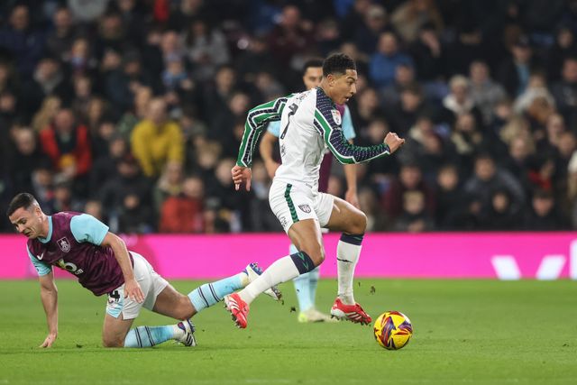 Jobe Bellingham of Sunderland evades a tackle from Josh Cullen of Burnley during the Sky Bet Championship match Burnley vs Sunderland at Turf Moor, Burnley, United Kingdom, 17th January 2025

(Photo by Alfie Cosgrove/News Images)