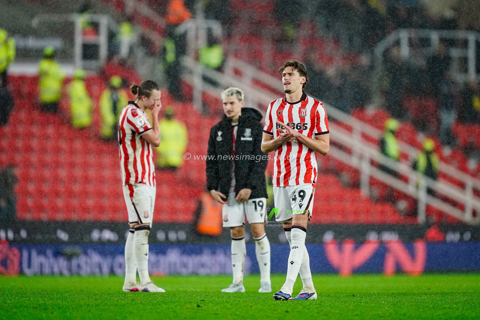 Milan Smit of Stoke City applauds the fans after the final whistle  during the Sky Bet Championship match Stoke City vs Oxford United at Bet365 Stadium, Stoke On Trent, United Kingdom on 25 February 2026

(Photo by Maynard Manyowa/News Images)