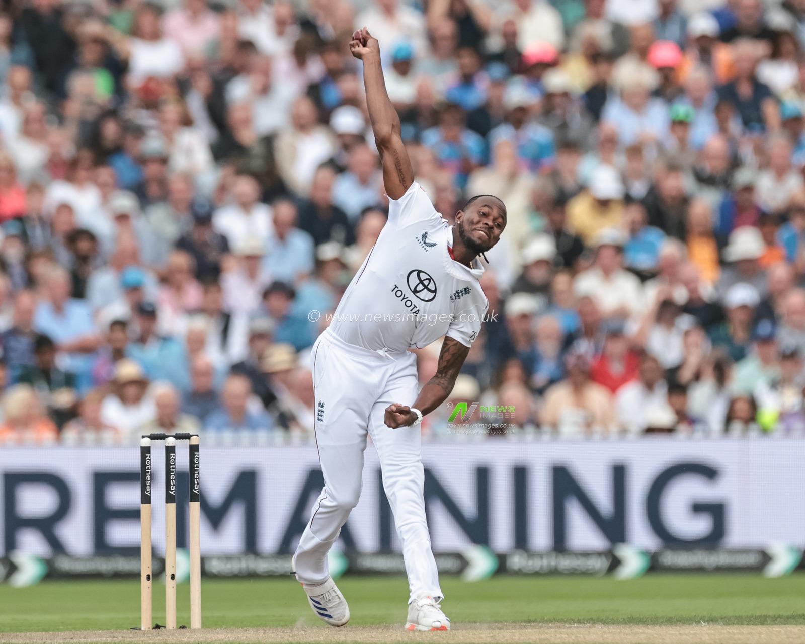 Jofra Archer of England delivers the ball during the 4th Rothesay Test Match match Day 2 England vs India at Old Trafford Cricket Ground, Manchester, United Kingdom, 24th July 2025

(Photo by Mark Cosgrove/News Images)