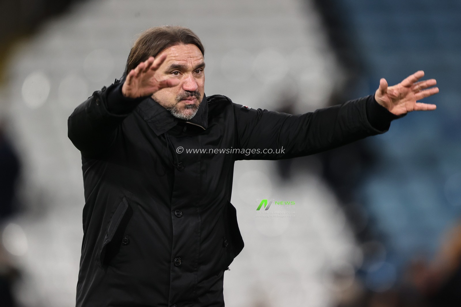 Daniel Farke manager of Leeds United celebrates the win with the fans during the Sky Bet Championship match Leeds United vs Luton Town at Elland Road, Leeds, United Kingdom, 27th November 2024

(Photo by Alfie Cosgrove/News Images)