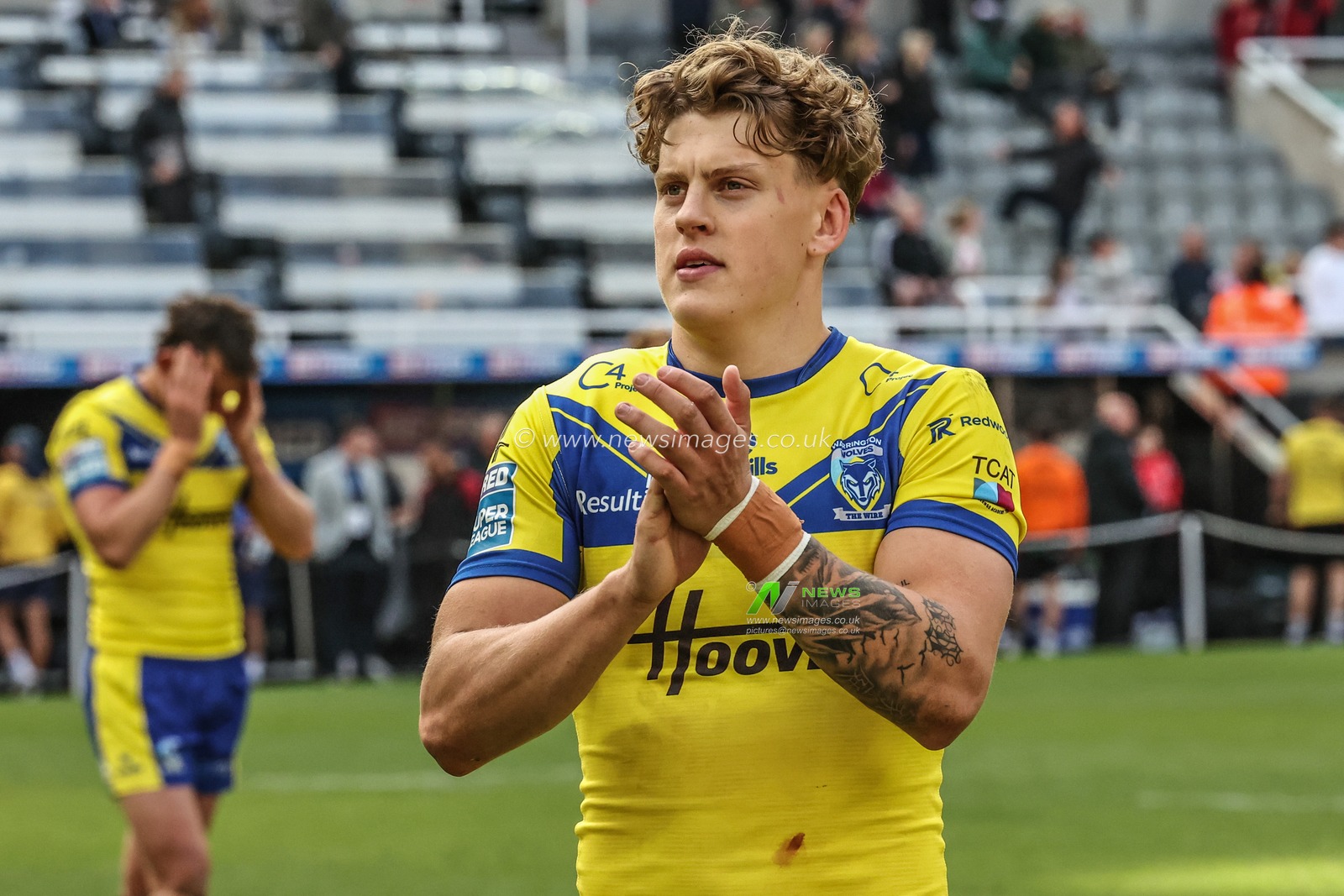 Arron Lindop of Warrington Wolves applauds the fans after the game during the Betfred Magic Weekend 2025 match Wigan Warriors vs Warrington Wolves at St. James's Park, Newcastle, United Kingdom, 4th May 2025

(Photo by Mark Cosgrove/News Images)