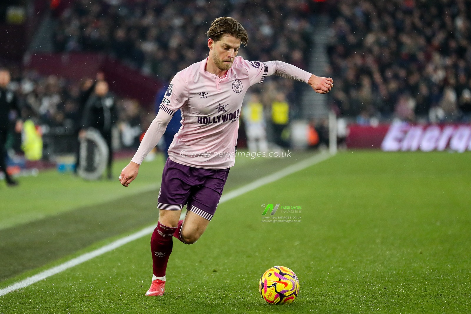 Mathias Jensen of Brentford crosses the ball during the Premier League match West Ham United vs Brentford at London Stadium, London, United Kingdom, 15th February 2025

(Photo by Izzy Poles/News Images)
