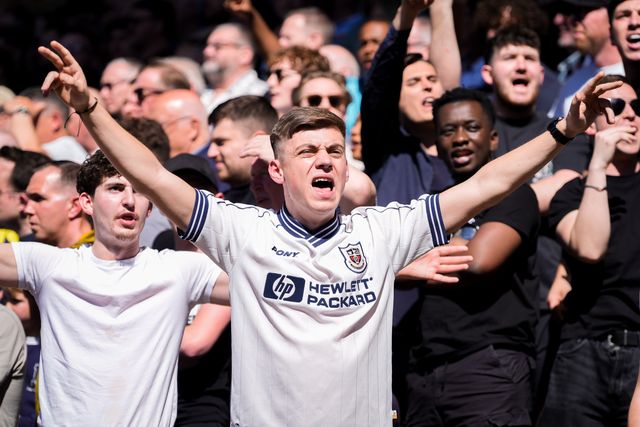 Spurs fans sing during the Premier League match Wolverhampton Wanderers vs Tottenham Hotspur at Molineux, Wolverhampton, United Kingdom on 25 April 2026

(Photo by Maynard Manyowa/News Images)