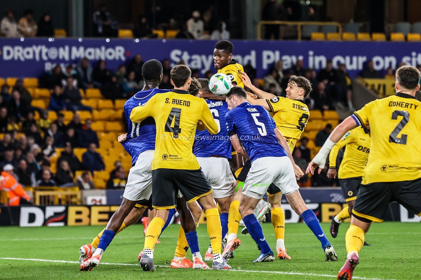 Michael Keane of Everton heads on goal from a corner during the Carabao Cup round 3 match Wolverhampton Wanderers vs Everton at Molineux, Wolverhampton, United Kingdom, 23rd September 2025

(Photo by Alfie Cosgrove/News Images)