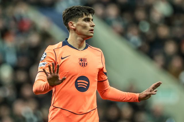 Gerard Martin of Barcelona gives his team instructions during the UEFA Champions League Last 16 match Newcastle Untied vs Barcelona at St. James's Park, Newcastle, United Kingdom on 10 March 2026

(Photo by Mark Cosgrove/News Images)