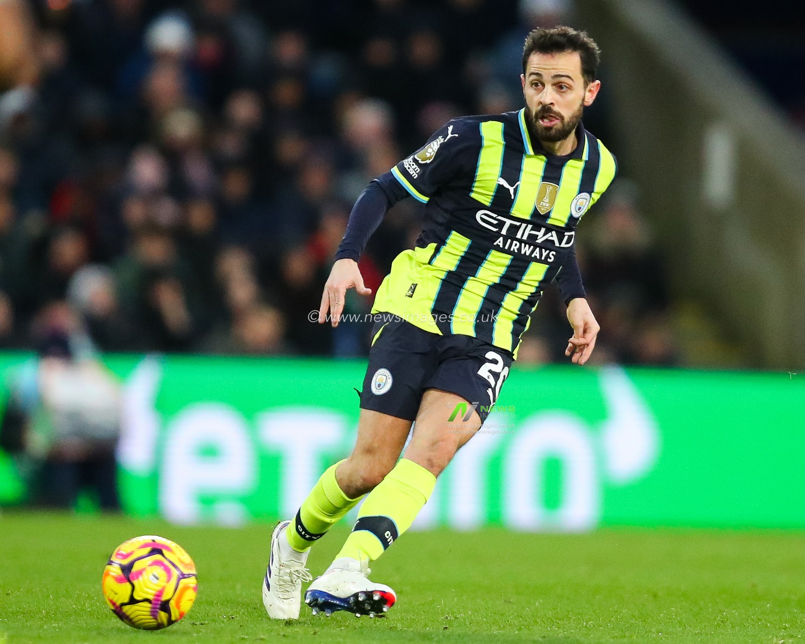 Bernardo Silva of Manchester City passes the ball during the Premier League match Crystal Palace vs Manchester City at Selhurst Park, London, United Kingdom, 7th December 2024

(Photo by Izzy Poles/News Images)