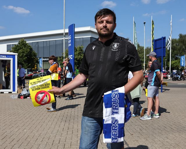 Sheffield Wednesday fans protest against their custodian Dejphon Chansiri during the Sky Bet Championship match Leicester City vs Sheffield Wednesday at King Power Stadium, Leicester, United Kingdom, 10th August 2025

(Photo by Mark Cosgrove/News Images)