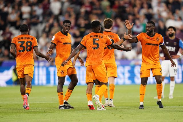 Marshall Munetsi of Wolverhampton Wanderers celebrates goal with teammates to make it 2-1 during the Sky Bet Championship match West Ham United vs Wolverhampton Wanderers at London Stadium, London, United Kingdom on 01 September 2026

(Photo by Harvey Murphy/News Images)
