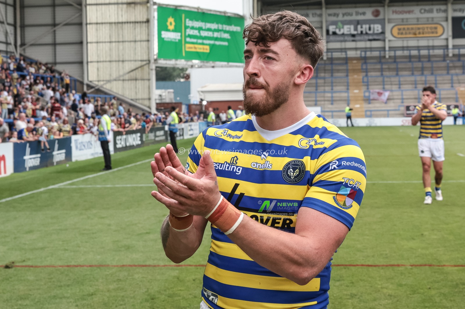 Matty Ashton of Warrington Wolves applauds the fans during the Betfred Super League round 19 match Warrington Wolves vs Hull KR at The Halliwell Jones Stadium, Warrington, United Kingdom on 18 July 2026

(Photo by Mark Cosgrove/News Images)