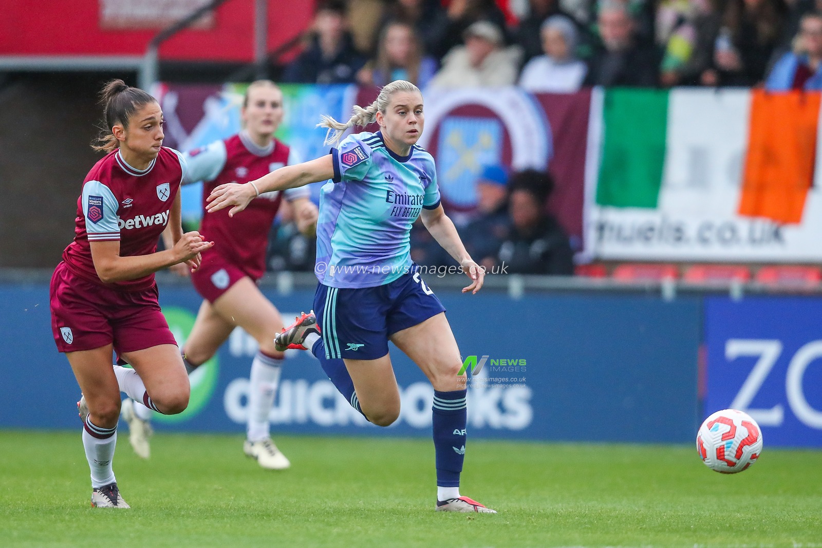 Alessia Russo of Arsenal breaks with the ball during the Barclays Women's Super League match West Ham United Women vs Arsenal Women at Chigwell Construction Stadium, Dagenham, United Kingdom, 20th October 2024

(Photo by Izzy Poles/News Images)