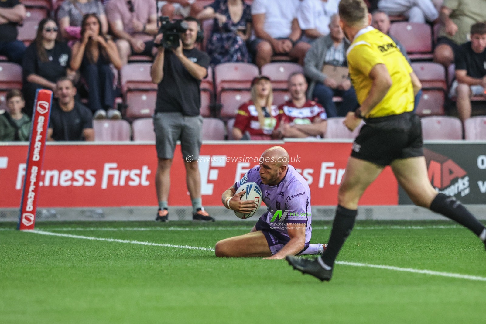 Dean Hadley of Hull KR goes over for a try during the Betfred Super League round 22 match Wigan Warriors vs Hull KR at The Brick Community Stadium, Wigan, United Kingdom, 15th August 2025

(Photo by Alfie Cosgrove/News Images)