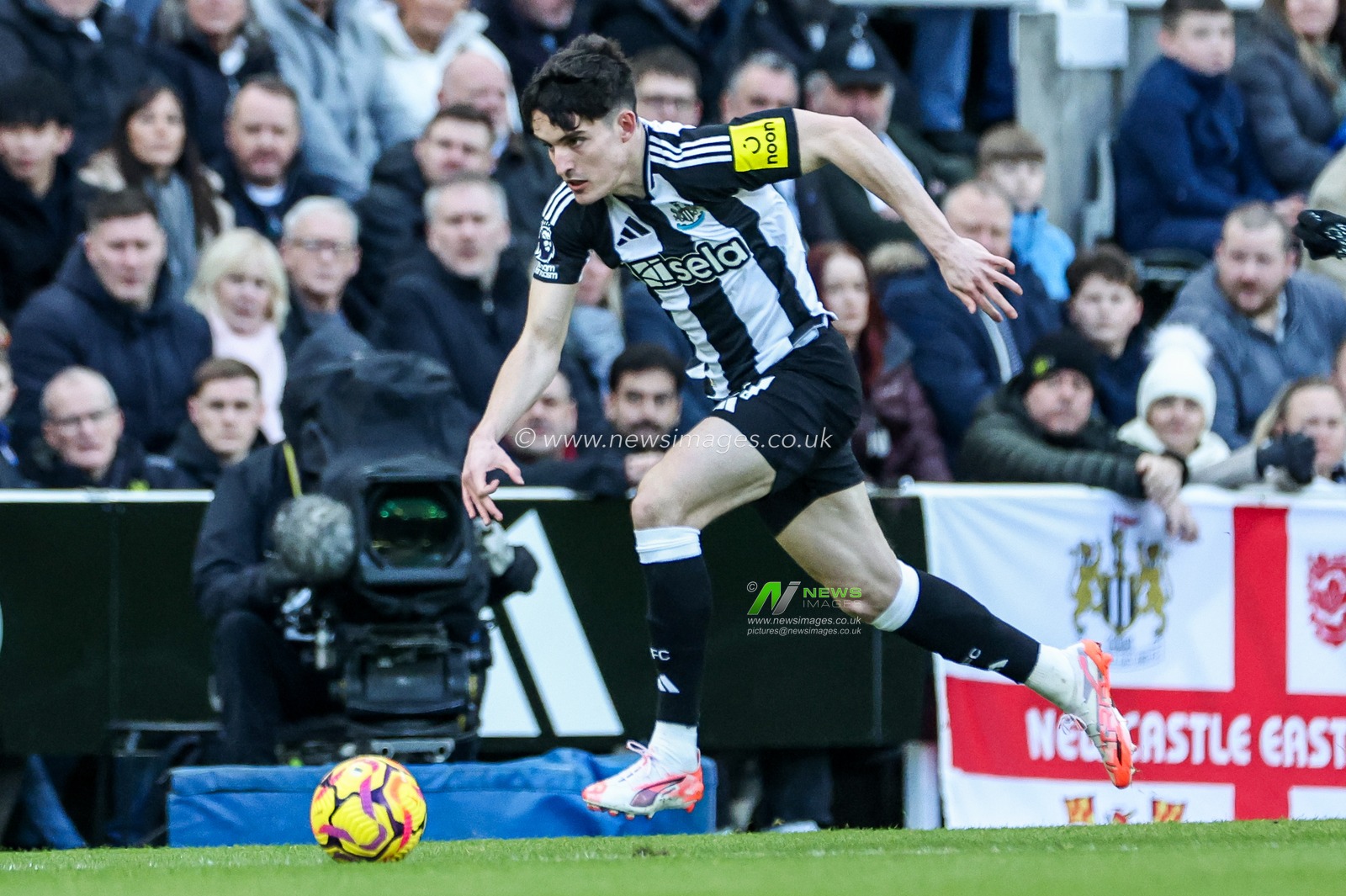 Tino Livramento of Newcastle United breaks with the ball during the Premier League match Newcastle United vs Fulham at St. James's Park, Newcastle, United Kingdom, 1st February 2025

(Photo by Mark Cosgrove/News Images)