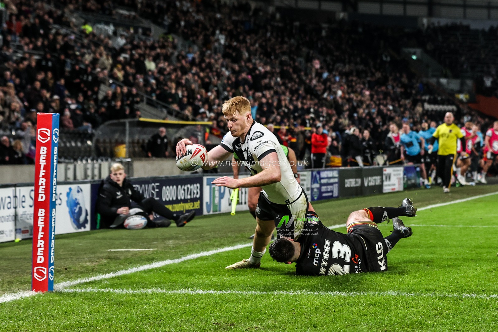 Harvey Barron of Hull FC goes over for a try during the Betfred Super League round 1 match Hull FC vs Bradford Bulls at MKM Stadium, Hull, United Kingdom on 14 February 2026

(Photo by Alfie Cosgrove/News Images)
