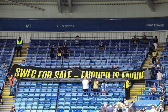 Sheffield Wednesday fans protest against their custodian Dejphon Chansiri during the Sky Bet Championship match Leicester City vs Sheffield Wednesday at King Power Stadium, Leicester, United Kingdom, 10th August 2025

(Photo by Mark Cosgrove/News Images)