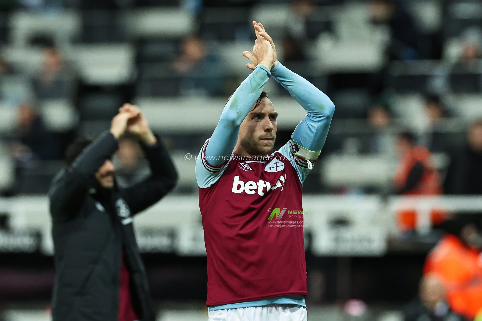 Jarrod Bowen of West Ham United applauds the fans at the end of the Premier League match Newcastle United vs West Ham United at St. James's Park, Newcastle, United Kingdom, 25th November 2024

(Photo by Mark Cosgrove/News Images)