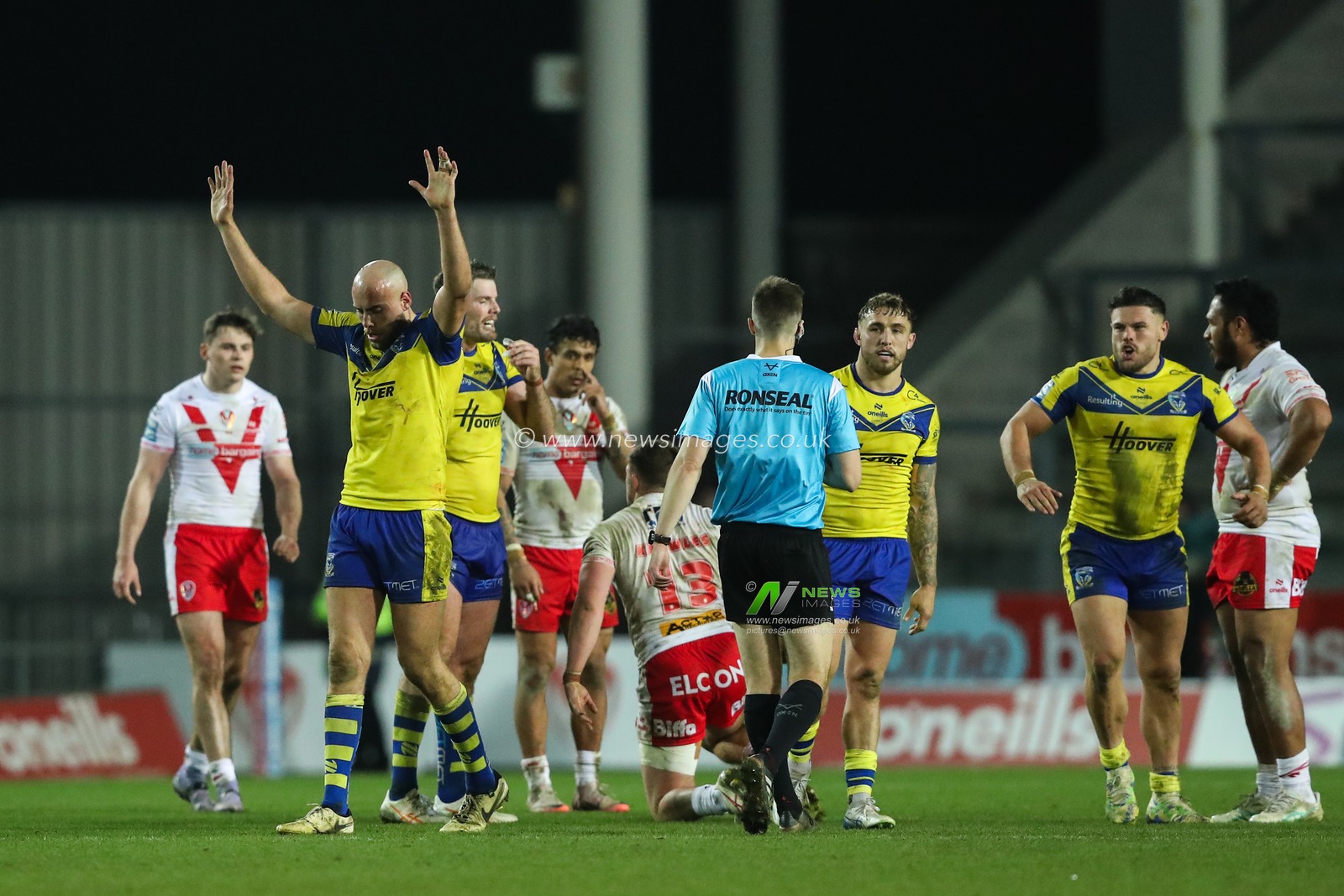 James Harrison of Warrington Wolves celebrates a last minute turn over during the Betfred Super League Round 5 match St Helens vs Warrington Wolves at Totally Wicked Stadium, St Helens, United Kingdom, 21st March 2025

(Photo by Gareth Evans/News Images)