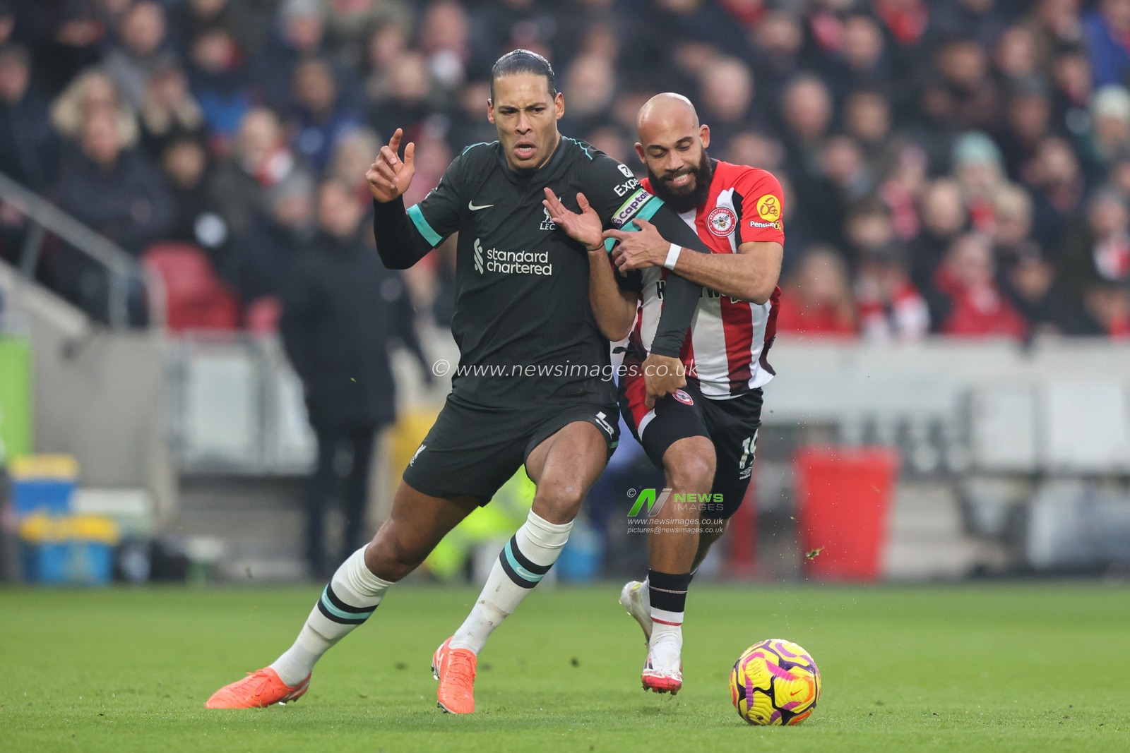 Virgil van Dijk of Liverpool and Bryan Mbeumo of Brentford battle for the ball during the Premier League match Brentford vs Liverpool at The Gtech Community Stadium, London, United Kingdom, 18th January 2025

(Photo by Alfie Cosgrove/News Images)
