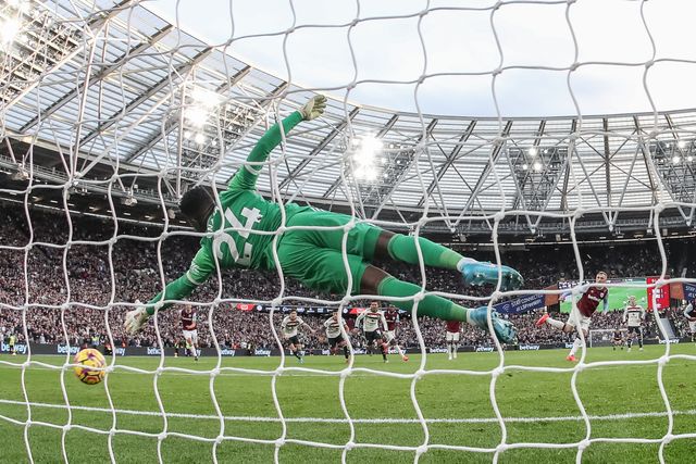 Jarrod Bowen or West Ham scores to make it 2-1 during the Premier League match West Ham United vs Manchester United at London Stadium, London, United Kingdom, 27th October 2024

(Photo by Mark Cosgrove/News Images)